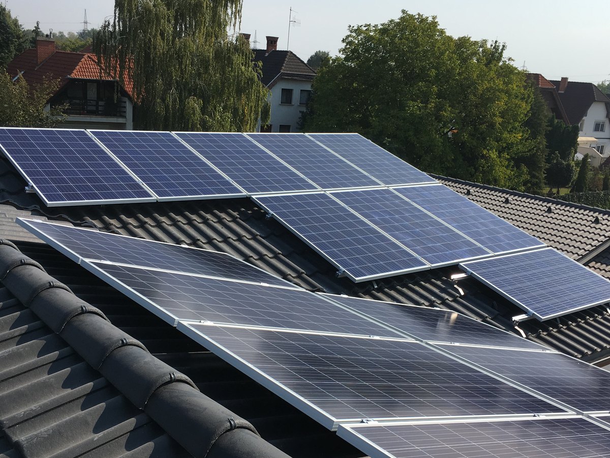Napelemes rendszer egy családi ház fekete cseréptetőjén